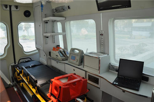 边坝县救护车内部